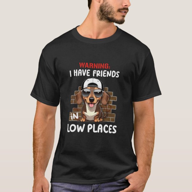 Varning Jag har vänner på låga ställen Dachshund T Shirt (Framsida)
