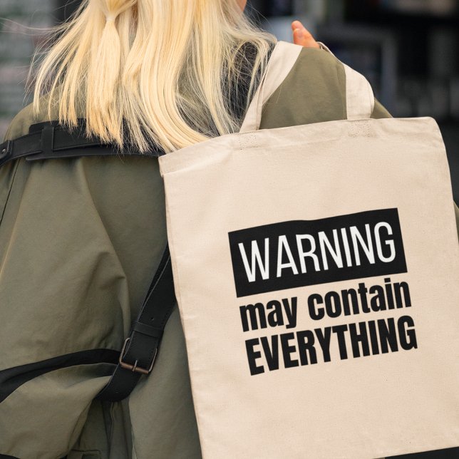 Varning kan innehålla allt Coola Modern Gift Tygkasse (A cheeky slogan that adds a fun twist to your day, inviting smiles and conversations wherever you go)