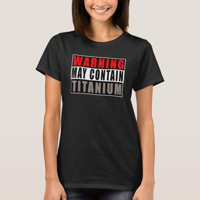 Varning kan innehålla en titanoffertkälla t shirt (Framsida)