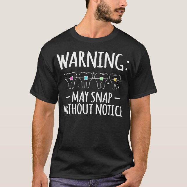 Varning Kan Knäppa Utan Varning Tänder T Shirt (Framsida)