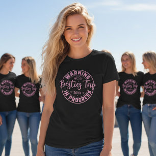 Varning Kompisar Resa Pågår Rosa på Svart T Shirt