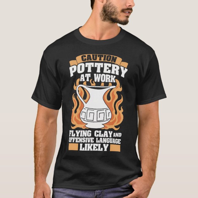 Varning Krukmakeri Pågår Flygande Lera Etikett T Shirt (Framsida)
