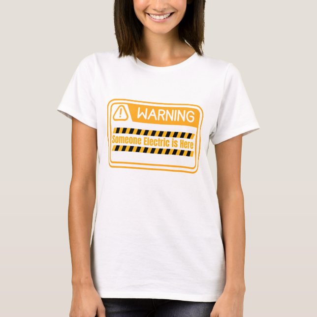 Varning Någon Elektrisk Är Här Citat T-Shirt (Framsida)
