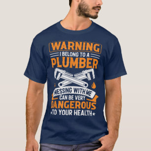 Varning om att jag tillhör en rörmokare t shirt