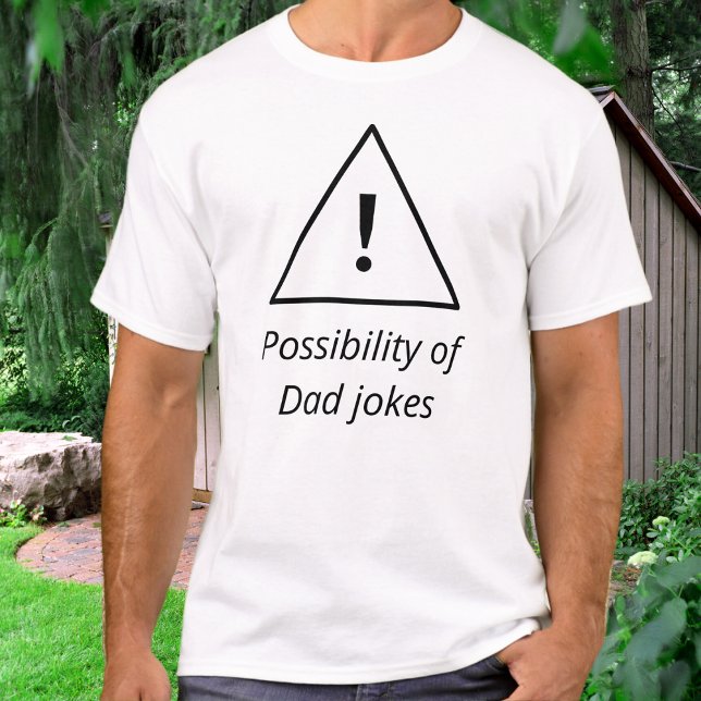 Varning Pappaskämt Humoristiskt Roligt Fars dag T Shirt (A funny t-shirt for Father's Day with 'Possibility of Dad jokes' caption and a warning triangle)