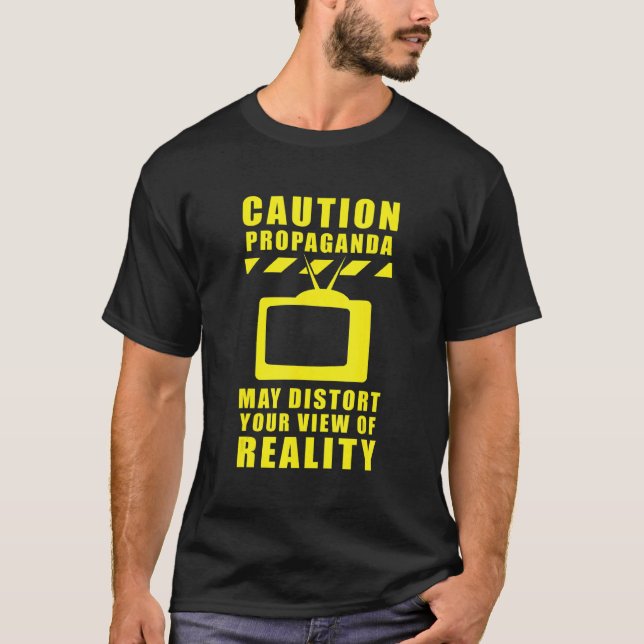 Varning Propaganda Fake News Brainwash T Shirt (Framsida)