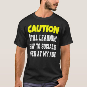 Varning som fortfarande lär sig att socialisera ro t shirt