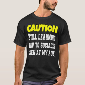 Varning som fortfarande lär sig att socialisera ro t shirt