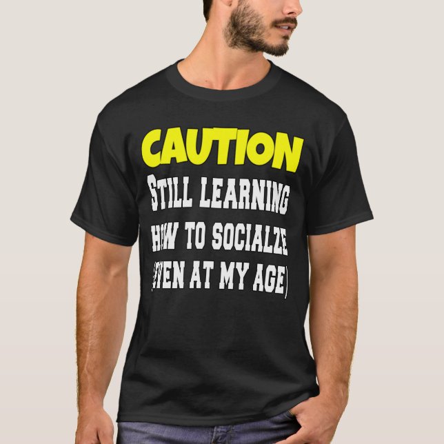 Varning som fortfarande lär sig att socialisera ro t shirt (Framsida)