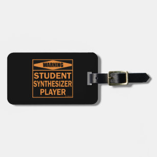 Varning! Student Synthesizer Player! Bagagebricka