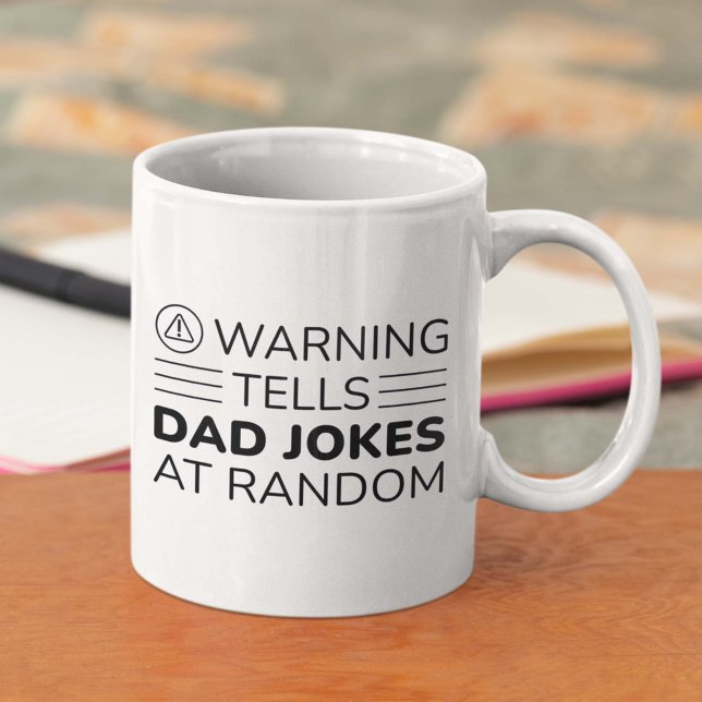 Varning Tells Pappa skämt i Random Kaffemugg (dad jokes mug on table)