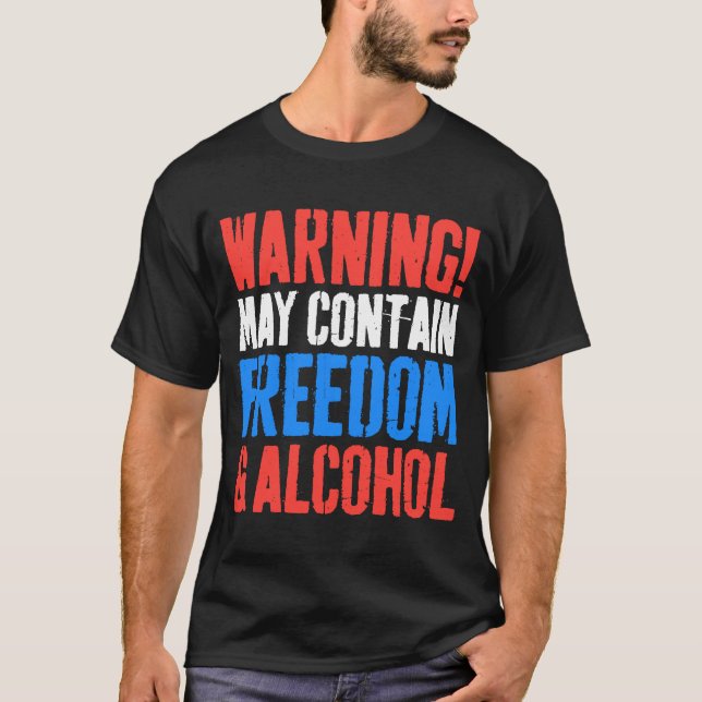 Varningen kan innehålla frihet och alkohol 4:e års t shirt (Framsida)