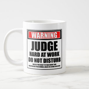 Varningsdomare som är hårt på jobbet stör inte jumbo mugg