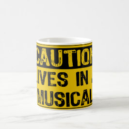 Varningsskylt - Lives in a Musical Gult/Black Kaffemugg