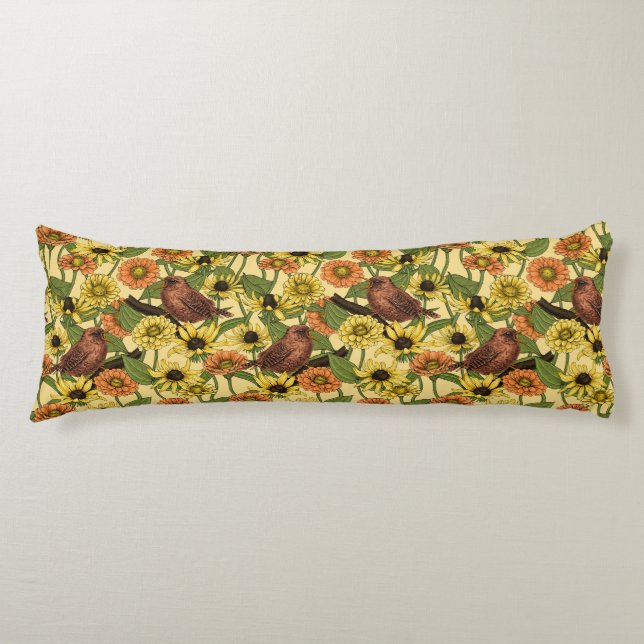 Varor och blommor på gulten blek kroppskudde (Framsidan)