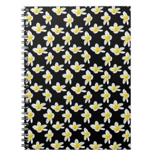 Vårserenad: gula frangipani på svart anteckningsbok