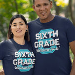 Varsity Font Välkommen tillbaka sjätte Klass T Shirt<br><div class="desc">Välkomna er sjätte graders back to school med denna grafika t-shirt som är tryckt med ett stort nummer sex i blått,  sjätte klass i brev av varierande storlek och välkommen tillbaka i ett retroskript. Sjätte och numret under texten är anpassade i fodral. Du hälsar på ett annat år.</div>