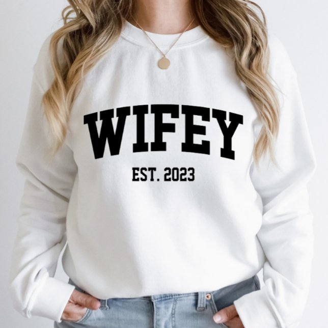 Varsity Stil Wifey Est. Minimikrav för år T Shirt (Skapare uppladdad)
