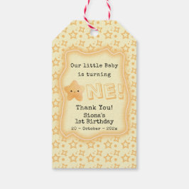 Vårt Baby håller på att vrida 1:a årsdagen av en c Presentetikett