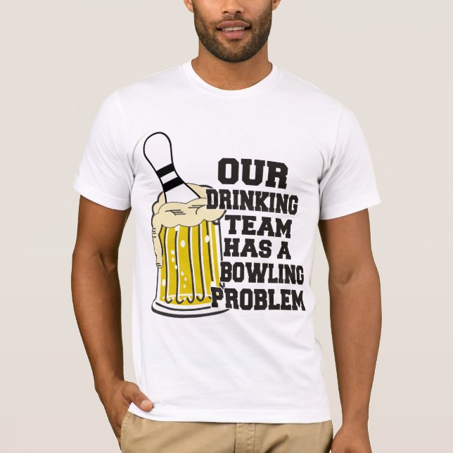 Vårt dricka lag har ett bowlingproblem tee shirt (Framsida)