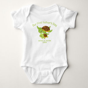 Vårt första Fars dag, Baby Turtle-namn T Shirt