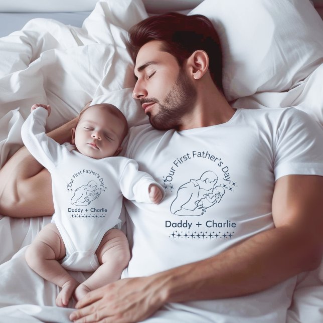 Vårt första Fars dag, Far som håller nyfödd bebis T Shirt (Daddy and me matching t-shirt for Father's day.)