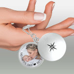 Vårt första fotfoto i Anpassningsbarna Mors dag Berlockhalsband<br><div class="desc">Ett fotoskåp i eleganten för den nya mammas första mors dag är en underbar keepsaké och en tidlös skatt för den dagliga bäran. Mallen är inställd så att du kan lägga till ett eget foto och du kan även redigera all text om du vill. Ordalydelsen sitter på ett halvgenomskinligt gräns-överlägg...</div>
