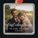 Vårt första fotfoto, MARRIED Anpassningsbar, jul Julgransprydnad Metall<br><div class="desc">Fira din första jul som ett gift par med den här anpassningsbarnas fotofärgdekoration. Anpassa den med ditt favoritfoto från bröllop, datum och med namn för att skapa en omhuldad keepy för träd. Detta prydnadsföremål är ett vackert sätt att hedra minnet av din speciella milstolpe och kommer att vara ett högt...</div>
