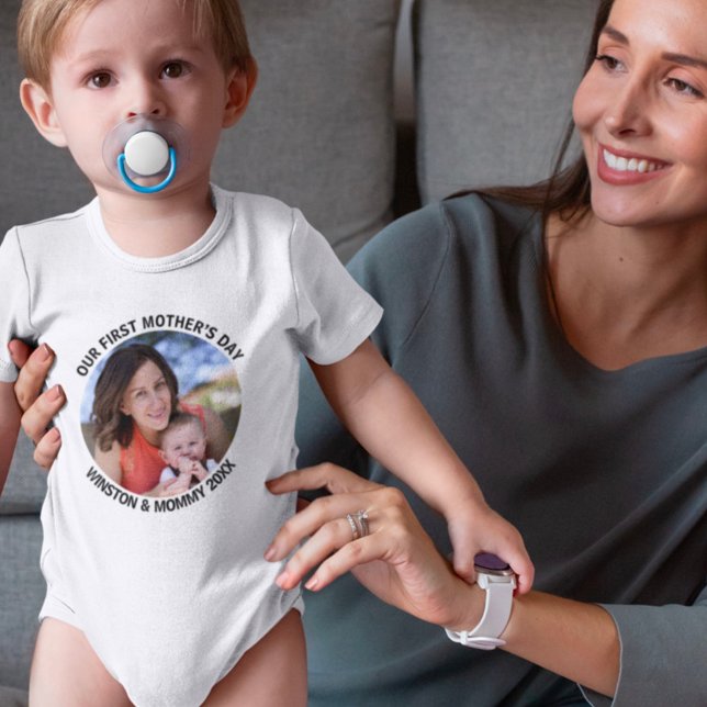 Vårt första foto av Mor Mamma & Me-Anpassningsbarn T Shirt (Skapare uppladdad)