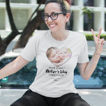 Vårt första foto Mors dag T Shirt<br><div class="desc">Personlig mors dag fotot-shirt med ett hjärtfoto av mamma och barn,  med orden "vårt första mors dag tillsammans",  deras namn och året. Fototips: Skörd i dina foton till fyrkanter innan du laddar upp dem,  så att subjekt finns i mitten för bästa resultat.</div>