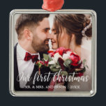 Vårt första fotopapper i Bröllop, jul, vitt Julgransprydnad Metall<br><div class="desc">Vår första julklapp i Bröllop - Ornament - Square</div>