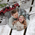 Vårt första gifta moderna foto Bröllop Julgransprydnad Keramik<br><div class="desc">helgdagarnas prydnadsdesign för snyggten innehåller din favoritbild av det nylånade paret med "Vår första präglade jul"-text i modern skriptskrift. Anpassa anpassningsbarna med namn och året. En enkel mönster av den vita vintern snöflingor ligger längst bak i ornamenten. Den djupa bärodda bakgrunden färg kan anpassas för att koordinera med din helgdag-dekanter....</div>