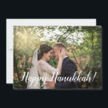 Vårt första Hanukkah-foto Julkort<br><div class="desc">Det här underbara kortet med "Lycklig Hanukkah!" i vitt på framsidan och ord, "Vår första Hanukkah så fullt av kärlek, lycka och glädje, sänd ovanifrån! Skicka önskemål för hälsa och fred, kärlek och välsignelser som aldrig upphör! Ljuset och Kärlek!" på baksidan är perfekt för ett par som firar sin första...</div>