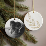 Vårt första julfotfoto julgransprydnad keramik<br><div class="desc">Elegant keramiskt prydnadsföremål med "Vår första jul som Mr & Mrs" på framsidan och en handdragen botanisk prout på baksidan. Välj ditt favoritfoto och fyll i dina spännande nya detaljer för en träd-dekoration som du kommer att uppskatta för alltid.</div>