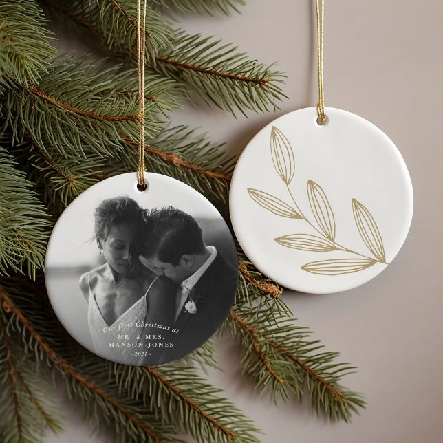 Vårt första julfotfoto julgransprydnad keramik (Our first Christmas couples photo ornament featuring a hand-drawn botanical sprout.)