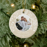 Vårt första julfoto i Elfenbenskusten Julgransprydnad Keramik<br><div class="desc">Rund keramisk Julgran-dekoration har ditt favoritfoto omgivet av vita löv, bär och prickar på en elfenbensbakgrund på fram- och baksidan. TIP: Ladda upp en högupplöst foto som innehåller dig i mitten. Ornament gör minnesvärda gåvor till familj och vänner eller skapar för dig själv. MER färg och material som finns i...</div>