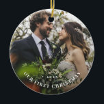 Vårt första julfoto-prydnadsföremål julgransprydnad keramik<br><div class="desc">Den här moderna typografin "vår första jul"-keramiska prydnadsföremål är enkel att anpassa med ett favoritfoto,  ett år och enklare att redigera text.</div>
