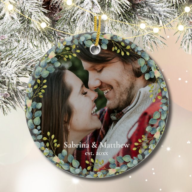 Vårt första julpar Foto Greenery Wandeine Julgransprydnad Keramik (Our First Christmas Married Engaged Couple Photo Christmas Ornament Keepsake)