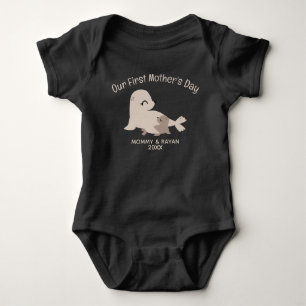 Vårt första Mors dag, Baby-förseglingens eget namn T Shirt
