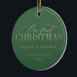 Vårt första nya hem julgransprydnad keramik<br><div class="desc">Gör den första julklappen i ditt nya hem extra speciell med dessa underbara helgdag. Med ett modernt fet,  skript kan du lägga till din egen familj namn och adress för att markera denna underbara milstolpe. En del av en samling som finns i olika färg.</div>