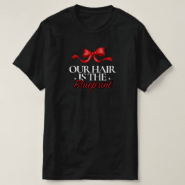 "Vårt hår är ritningen" Svart hår röd båge t-shirt