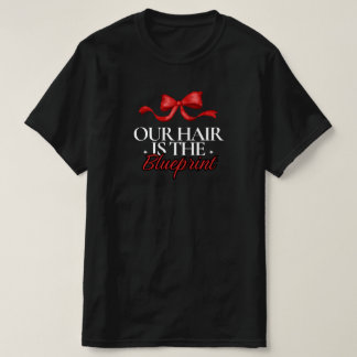 "Vårt hår är ritningen" Svart hår röd båge t-shirt