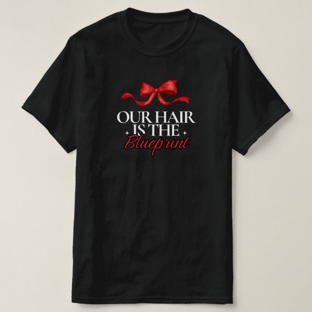 "Vårt hår är ritningen" Svart hår röd båge t-shirt (Design framsida)