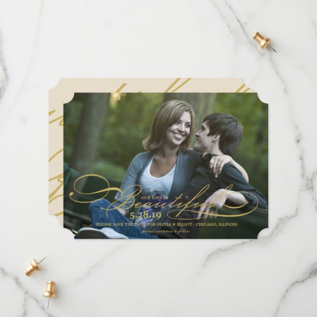 Vårt Kärlek är ett vackert, modernt, romskt skript Spara Datumet (Fram/Back In Situ)