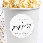 Vårt Kärlek är popup Popcorn Wedding Favor Runt Klistermärke<br><div class="desc">Anpassningsbar-designade popcorn-favoritklistermärken med "Vårt Kärlek är Popping",  modern svart- och vit handskriftsdesign.</div>