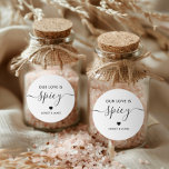 Vårt Kärlek är Spicy Bröllop Spice Favor Runt Klistermärke<br><div class="desc">Det här är den perfekt etiketten för märkre av klistermärken. Du kan anpassa texten och ändra färg.</div>
