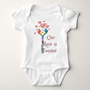 Vårt Kärlek är Twisted T Shirt