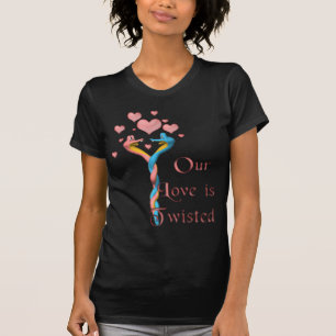 Vårt Kärlek är Twisted Tee Shirt
