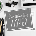 Vårt kontor har Flyttat Grått Minimalist Business Vykort<br><div class="desc">Vi har ett nytt adress vykort för flytta för ett modernt företag eller ett modernt företag för chic som tittar att uppdatera sina kunder på en ny plats. Vårt kontor har flyttat. Klassi,  minimalistisk typografi på grått och vita kort för ditt företag. Anpassa bytet av adress på baksidan.</div>