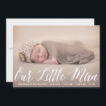 Vårt lilla manschettfoto Birth-meddelande Meddelande<br><div class="desc">Roligt och vismiskt födelsetillkännagivande med kalligrafi och mönstrad bakgrund. Detta tillkännagivande finns i olika typsnitt.</div>